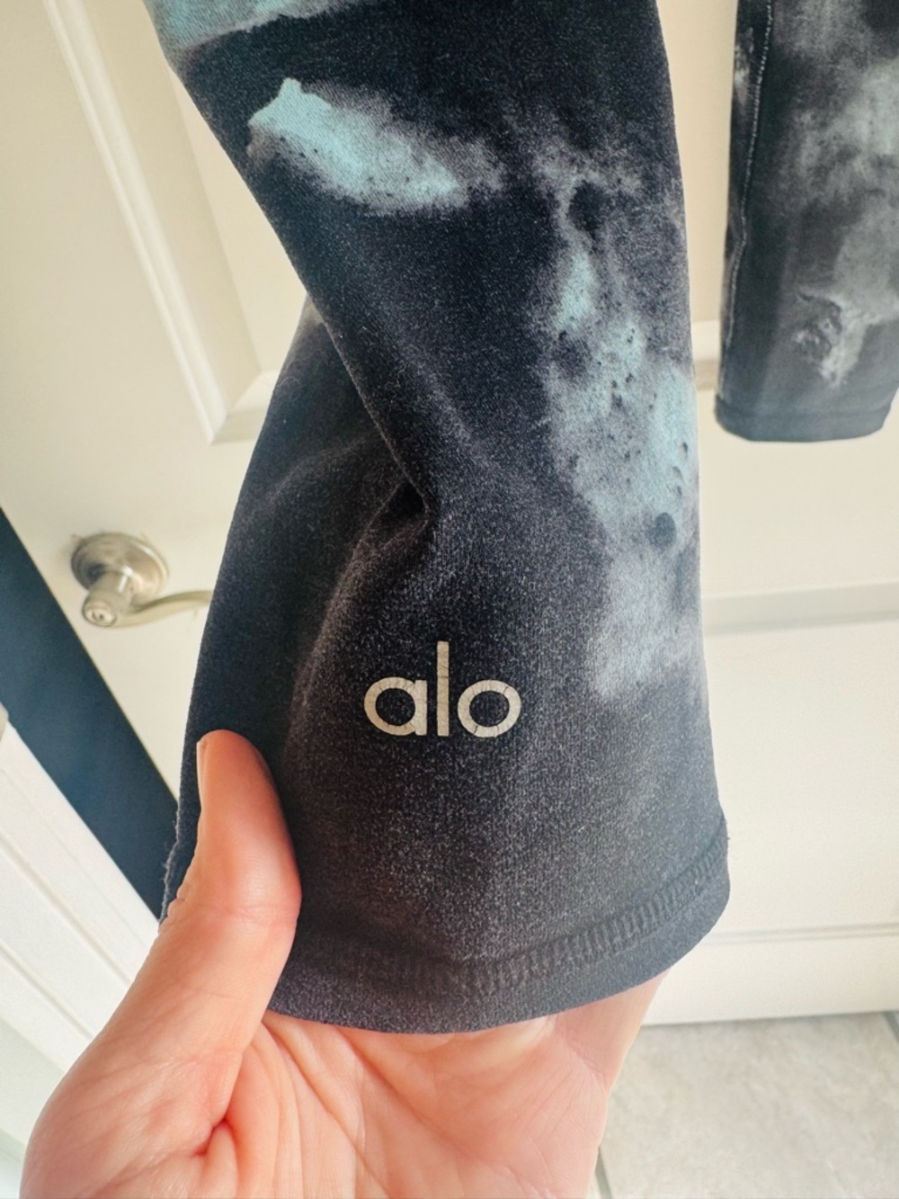 Alo Yoga Airbrush Capri Leggings Size Small Black Blue Smoke Wash Tie Dye - Picture 6 of 7